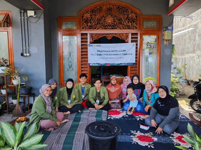 Pelatihan Pembuatan POC Bersama Kelompok Wanita Tani "Raharjo Mukti"  (Sumber : Dokumentasi Pribadi)