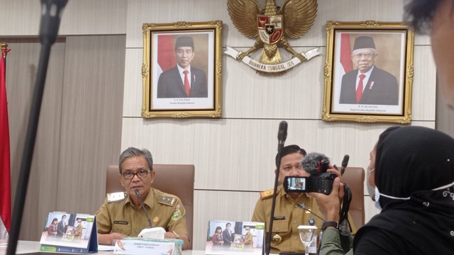 Sekretaris Daerah Pemerintah Provinsi Sumatera Selatan, SA Supriyono didampingi Kepala Dinaskertrans, Koimudin, Foto : Abdullah Toriq/Urban. Id