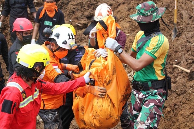 Jenazah ayah dan anak korban gempa Cianjur ditemukan tim SAR gabungan di Kampung Cijedil, Kecamatan Cugenang, Cianjur, Senin (28/11).  Foto: Dok. Istimewa