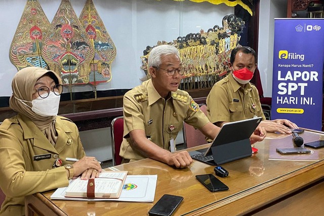 Gubernur Jawa Tengah Ganjar Pranowo saat mengumumkan kenaikan UMP 2023  Senin (28/11).  Foto: Intan Alliva/kumparan