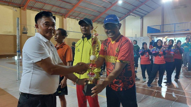 Gatot Siswo Efendi, menerima piala Juara III Tenis Meja Tunggal Putera. Foto / dok SMKN 1 Turen