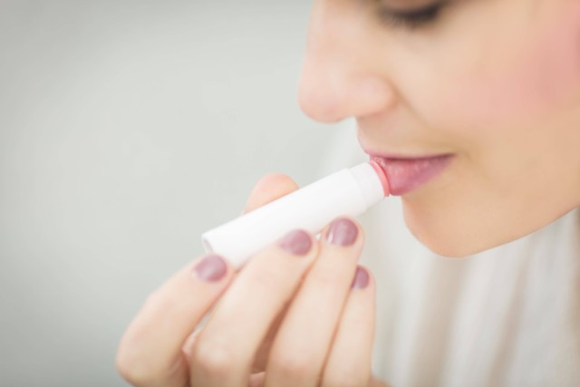 Ilustrasi salah satu cara mengatasi bibir kering adalah penggunaan pelembap bibir. Foto: Unsplash