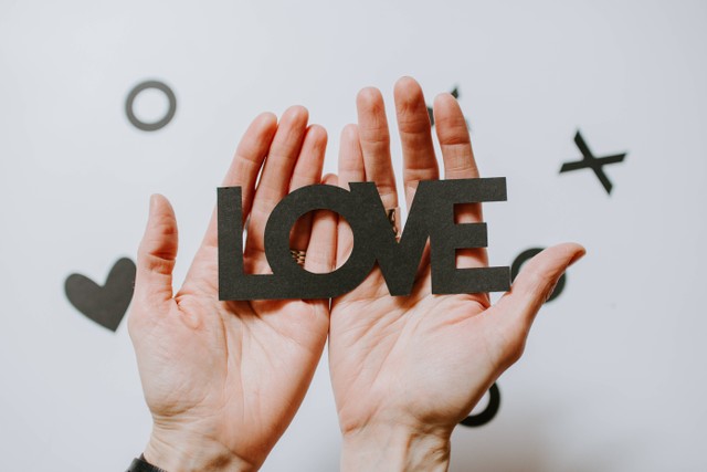 Ilustrasi Kata-Kata tentang Cinta Segitiga. Foto: Unsplash/Kelly Sikkema.