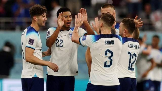 Pemain Inggris merayakan gol keenam mereka, dicetak oleh Jack Grealish saat melawan Iran pada pertandingan Grup B Piala Dunia 2022 Qatar di Stadion Internasional Khalifa, Doha, Qatar. Foto: Paul Childs/Reuters