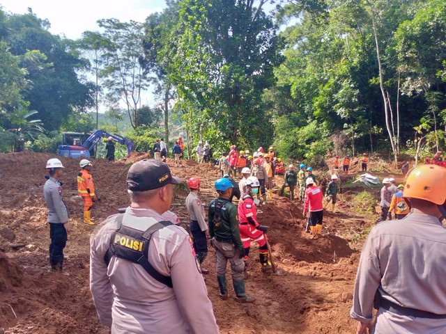 Polri cari korban gempa Cianjur yang hilang usai sempat selamatkan diri dengan panjat pohon.  Foto: Dok. Polri