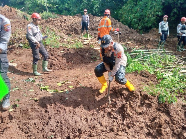 Polri cari korban gempa Cianjur yang hilang usai sempat selamatkan diri dengan panjat pohon.  Foto: Dok. Polri