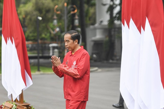 Presiden Joko Widodo bersiap menyerahkan bonus kepada atlet ASEAN Para Games 2022 di halaman Istana Merdeka, Jakarta, Senin (28/11/2022).  Foto: Hafidz Mubarak A/kumparan