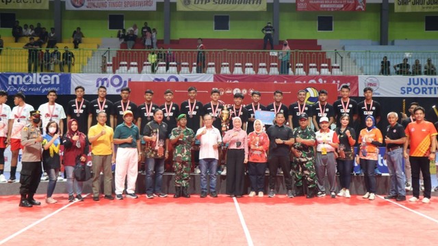 Tim Putra Yuso Yogyakarta dan Tim Putri Wahana Zigzag Juarai Kejurnas Bola Voli U17 Solo 2022. FOTO: Istimewa