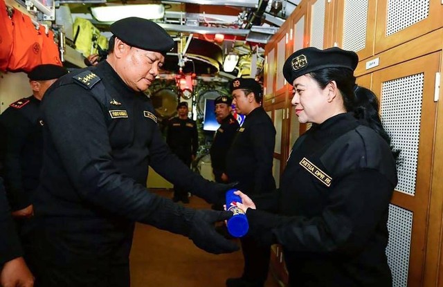 Ketua DPR RI, Puan Maharani menerima brevet kehormatan Hiu Kencana dari TNI Angkatan Laut, disematkan KSAL Laksamana Yudo Margono di Kapal Selam KRI Alugoro-405. Foto: Instagram/@puanmaharaniri