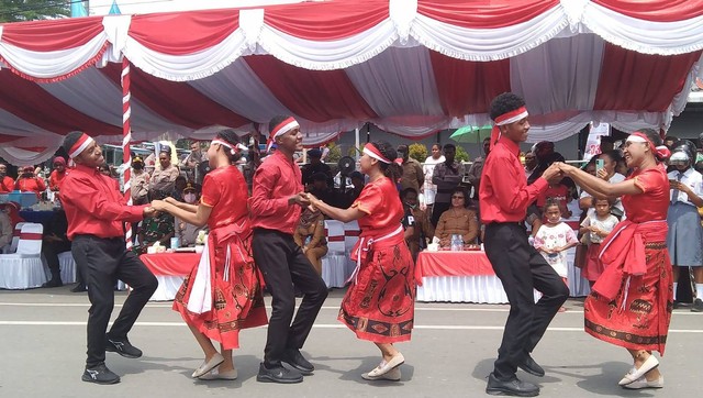 Dirpolairud Polda Papua Barat menggelar kegiatan Lomba dan Festival Tari Yospan Merah Putih Kapolda Cup, yang berlangsung depan Ramayana Mall Sorong, Senin (28/11), foto: Yanti/BalleoNE