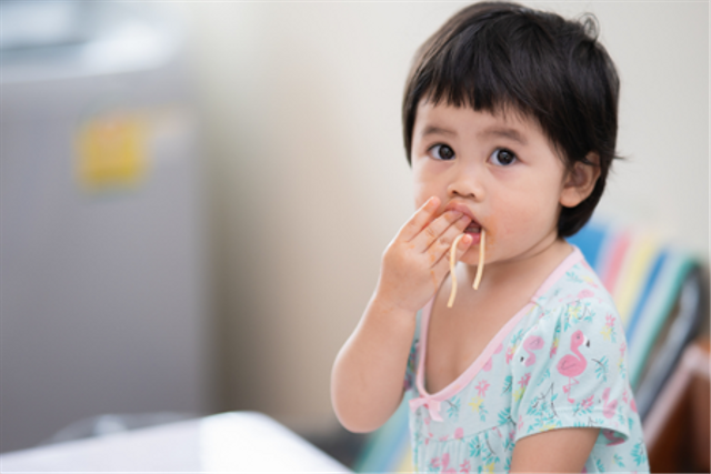 Anak gemar makan mi. Foto: Shutterstock. 