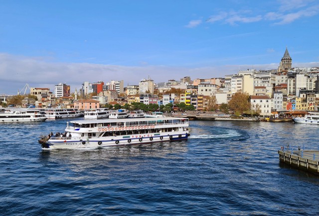 Kapal wisata Bosphorus Cruise melintas di Laut Marmara Istanbul, Turki, Minggu (27/11/2022). Foto: Muhammad Iqbal/Antara Foto