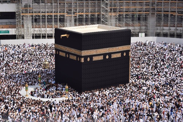 Ilustrasi Tawaf Ifadah dalam Rangkaian Ibadah Haji. Sumber: Unsplash.com/Haidan