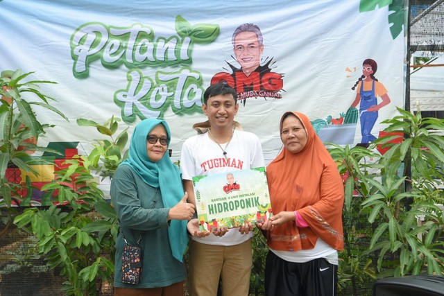 Relawan Orang Muda Ganjar (OMG) memberikan 1.200 lubang tanam sayur kepada Kelompok Tani (Poktan) Nusa Indah di Cilincing untuk menggalakkan ketahanan pangan. Foto: Dok. Istimewa