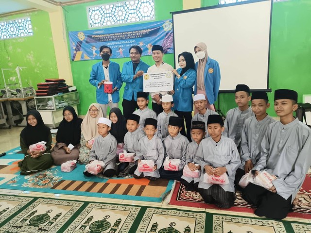 Foto Bersama kelompok 2 dan dosen pembimbing di yayasan Al - Aulia (Sumber : Dokumen  Pribadi) 