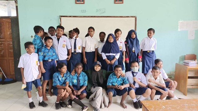 Dokumentasi pribadi foto bersama siswa SMP N 2 Arso Provinsi Papua saat KKN Moderasi