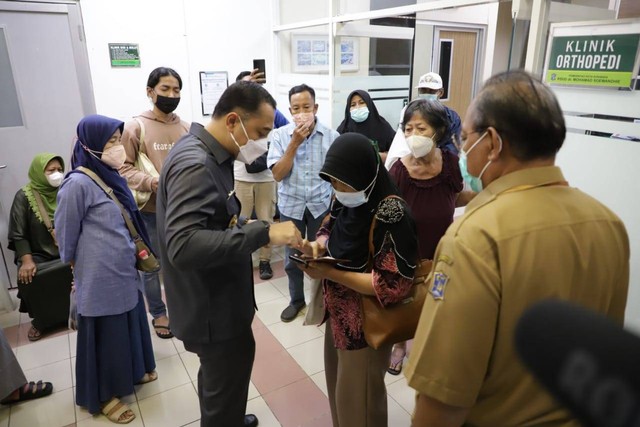 Wali Kota Surabaya Eri Cahyadi (masker putih) mengamuk kepada para staf dan tenaga medis saat sidak di RSUD Dr. Soewandhi Surabaya, Senin (28/11/2022). Foto: Dok. Diskominfo Surabaya