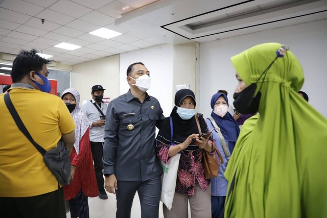 Wali Kota Surabaya Eri Cahyadi (masker putih) mengamuk kepada para staf dan tenaga medis saat sidak di RSUD Dr. Soewandhi Surabaya, Senin (28/11/2022). Foto: Dok. Diskominfo Surabaya