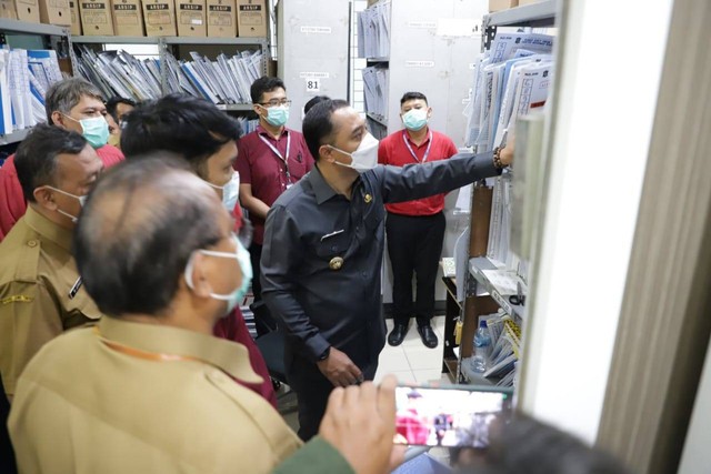 Wali Kota Surabaya Eri Cahyadi (masker putih) mengamuk kepada para staf dan tenaga medis saat sidak di RSUD Dr. Soewandhi Surabaya, Senin (28/11/2022). Foto: Dok. Diskominfo Surabaya