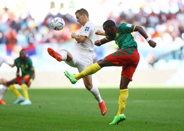 Nouhou Tolo dari Kamerun duel dengan Nemanja Maksimovic dari Serbia pada pertandingan Piala Dunia Qatar 2022 Grup G di Stadion Al Janoub, Al Wakrah, Qatar. Foto: Hannah McKay/Reuters