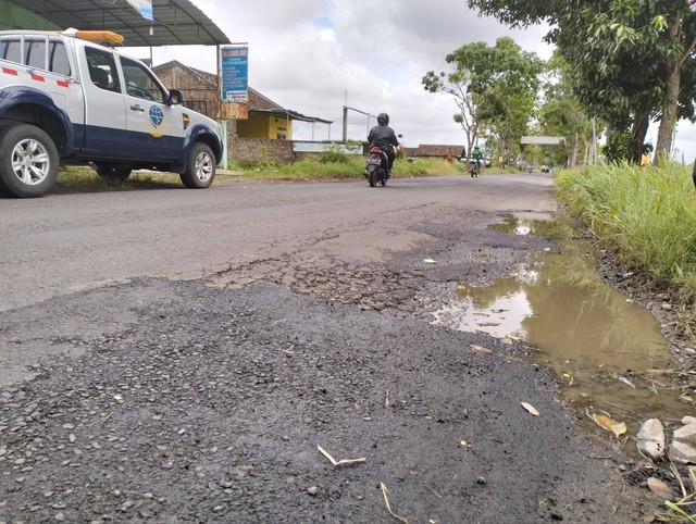 Kondisi Jalan Provinsi di Sleman yang rusak. Foto: Maria Wulan/Tugu Jogja