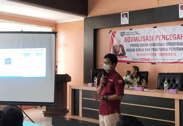 Sosialisasi terkait kewajiban perusahaan kepada pekerja yang dilaksanakan BPJS Ketenagakerjaan dan Disnaker Indramayu. Foto: Istimewa