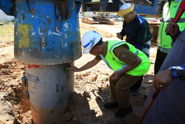 Wali Kota Pontianak Edi Rusdi Kamtono melakukan prosesi ritual tepung tawar di lokasi pembangunan duplikasi jembatan kapuas. Foto: Prokopim Pontianak  