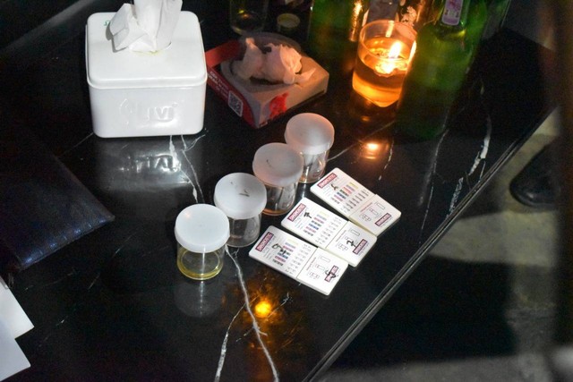 Tes urine yang dilakukan BNNP Sumbar terhadap pengunjung dan pekerja pada salah satu tempat hiburan malam di Kota Padang saat melakukan razia narkotika, Kamis (17/11/2022). Dokumentasi: BNNP Sumbar