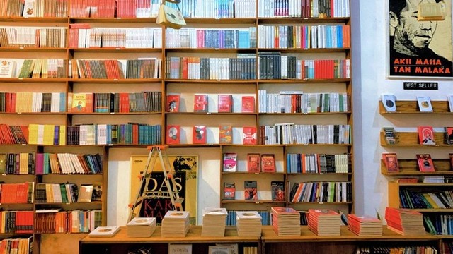 Beberapa buku yang tersedia di Berdikari Book and Coffee. (Fanny Dhea Elvara/kumparan)