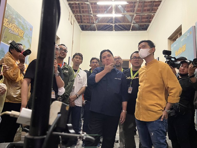 Menteri BUMN Erick Thohir dan Walikota Surakarta Gibran Rakabuming mendenarkan dengan serius paparan rencana revitalisasi Lokananta pada Minggu (27/11) malam. Foto: ES Putra