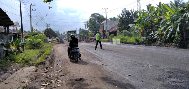 Proses perbaikan jalan di Muara Tembesi, Batanghari, Jambi. (Foto: M Sobar Alfahri)