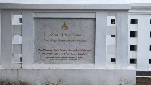 Prasasti Masjid Gedhe Kauman. Sumber: dokumen pribadi