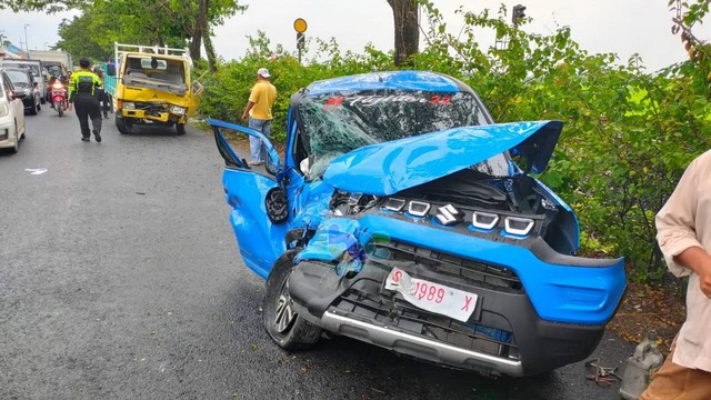 Kendaraan yang terlibat kecelakaan lalu-lintas di jalan raya Bojonegoro-Babat, turut Desa Pekuwon, Kecamatan Sumberrejo, Kabupaten Bojonegoro. Senin (28/11/2022) (foto: dok istimewa)