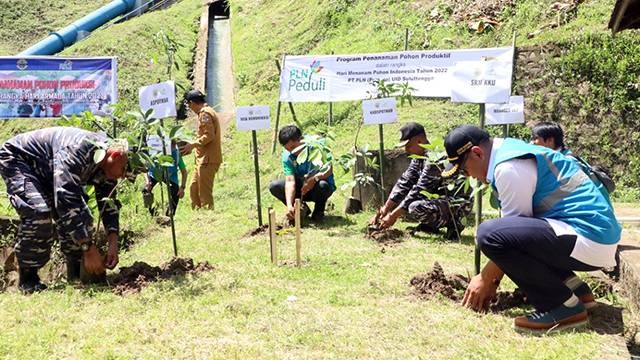 Aksi tanam pohon yang dilakukan oleh PLN UID Suluttenggo bersama dengan stakeholder dalam rangka peringatan Hari Menanam Pohon Indonesia (HMPI).