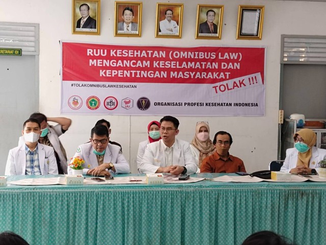 IDI Sumbar saat konferensi pers menyatakan penolakan terhadap RUU Omnibus Law Kesehatan, Senin (28/11/2022). Dokumentasi: IDI Sumbar