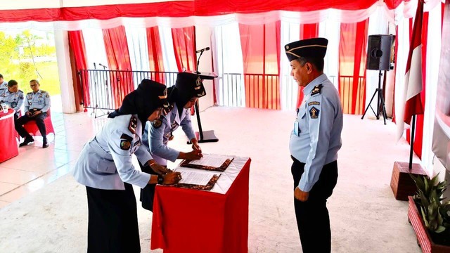 Serah terima jabatan Kepala Lapas Perempuan Mamuju dari Nurmiah ke Marwati disaksikan Kepala Bidang Pembinaan dan TI Kanwil Kemenkumham Sulbar Subakdo Wulandoro. Foto: Istimewa