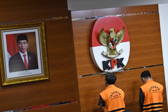Staf Hakim Agung Gazalba Saleh, Redhy Novarisza (kanan) dan Hakim Yustisial Prasetio Nugroho (kiri) berdiri saat konferensi pers kasus dugaan suap perkara MA di Gedung Merah Putih KPK, Jakarta, Senin (28/11/2022). Foto: Aditya Pradana Putra/Antara Foto