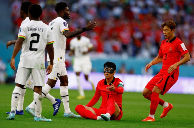 Son Heung-min dari Korea Selatan protes saat melawan Ghana pada pertandingan Piala Dunia Qatar 2022 Grup H di Education City Stadium, Al Rayyan, Qatar. Foto: Suhaib Salem/Reuters