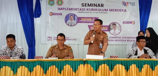 Kepala Dinas Pendidikan memberikan sambutan saat membuka seminar Implementasi Kurikulum Merdeka di Balai Betomu Kecamatan Nanga Mahap. Foto: Dok. PC PGRI Nanga Mahap