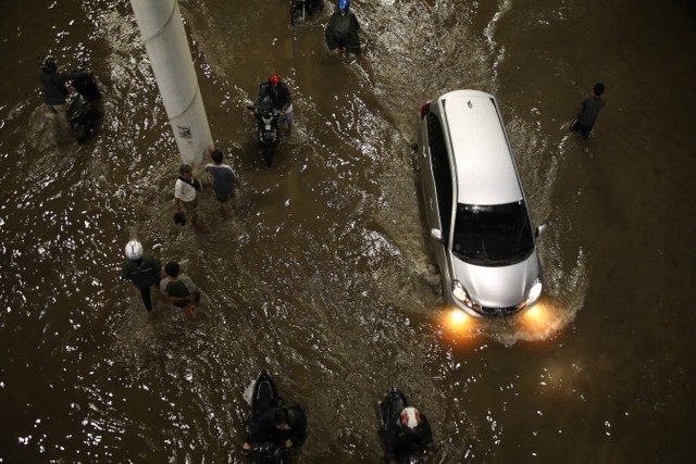 Sejumlah pengendara berusaha melintasi banjir di jalan Ciledug raya, Jakarta, senin (28/11).  Foto: Aditia Noviansyah/kumparan