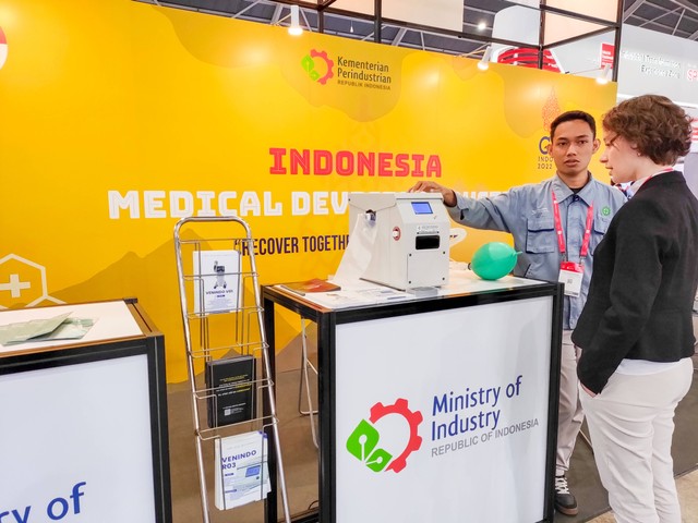Momen ketika Muh Fajrian Iskandar, perwakilan perusahaan PT Stechoq Robotika Indonesia menjelaskan produk yang dibawa (sumber foto: pribadi/penulis)