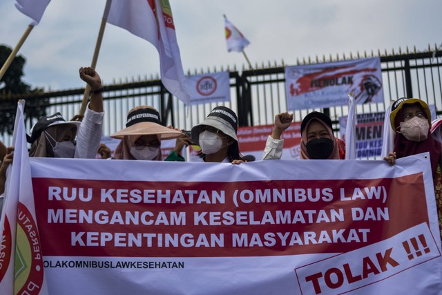 Sejumlah tenaga kesehatan berunjuk rasa menolak RUU Kesehatan Omnibus Law di Kantor DPRD Banyuwangi, Jawa Timur, Senin (28/10/2022). Foto: Sulthony Hasanuddin/Antara Foto