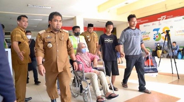 Pj Bupati Muhammad Iswanto menyambut kepulangan TKW asal Aceh Besar yang terkatung-katung dan menderita sakit parah di Malaysia setiba di Bandara SIM, Senin (28/11) siang. 