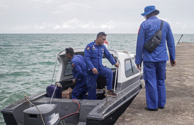 Personel Sat Polair Polres Belitung Timur bersiap melakukan pencarian dan evakuasi helikopter milik Polri NBO-105 yang jatuh di perairan Manggar, Belitung Timur, Kepulauan Bangka Belitung, Senin (28/11/2022).  Foto: Apriliansyah/ANTARA FOTO