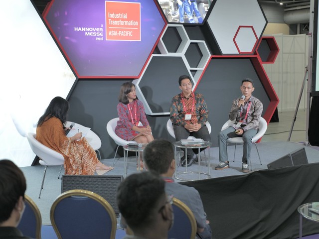 Momen ketika para delegasi Indonesia menjadi pembicara dalam Country-Focused Segments pada panggung live action (sumber foto: tim media Stechoq)