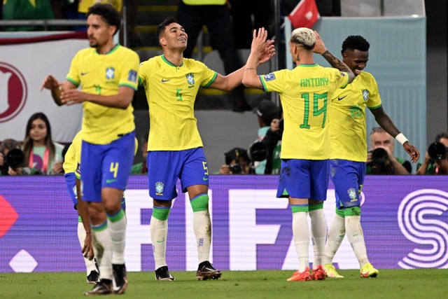 Selebrasi pemain Timnas Brasil Casemiro usai mencetak gol ke gawang Timnas Swiss pada pertandingan Grup G Piala Duia 2022 Qatar di Stadion 974, Doha, Qatar.
 Foto: Fabrice COFFRINI / AFP