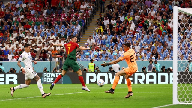 Pemain Timnas Portugal Cristiano Ronaldo mencetak gol ke gawang Timnas Uruguay pada pertandingan Grup H Piala Dunia 2022 Qatar di Stadion Lusail, Lusail, Qatar. Foto: Matthew Childs/REUTERS