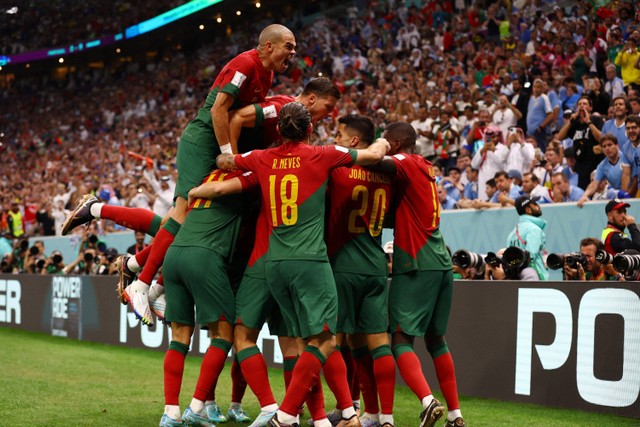 Selebrasi pemain Timnas Portugal usai mencetak gol ke gawang Timnas Uruguay pada pertandingan Grup H Piala Dunia 2022 Qatar di Stadion Lusail, Lusail, Qatar.
 Foto: Lee Smith/REUTERS