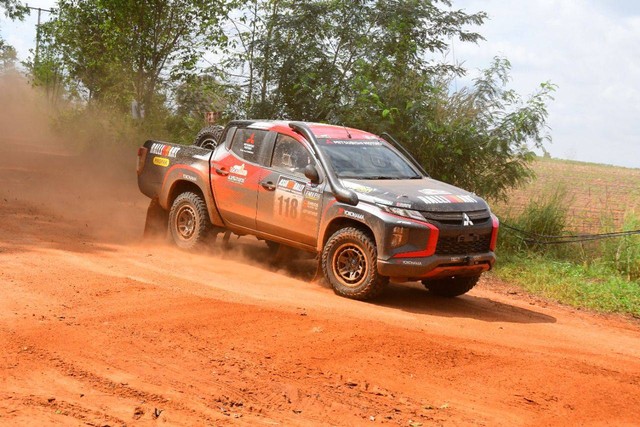 Tim Mitsubishi Ralliart berlaga di Asia Cross Country Rally (AXCR) 2022 di Thailand. Foto: Mitsubishi Motors