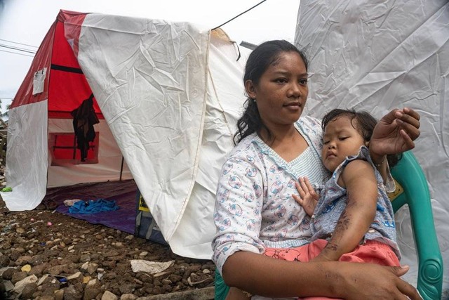 Safa Marwah digendong ibunya, Wanda Maulida, di lokasi pengungsian di Kecamatan Cugenang, Cianjur. Ayah Safah meninggal akibat gempa pada 21 November 2022 lalu.